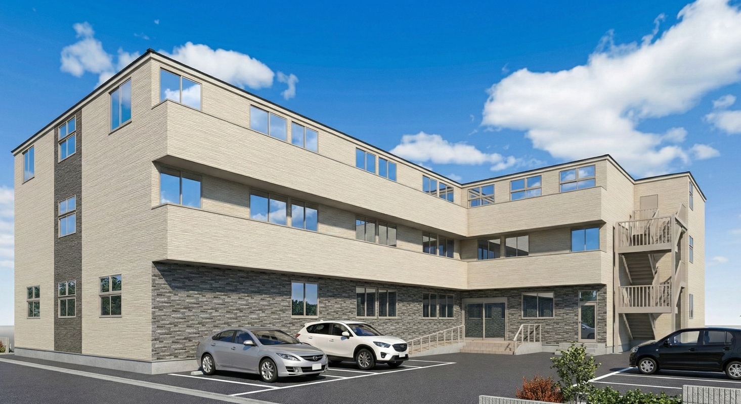 クリーム色とダークグレーの外壁を持つ3階建ての介護施設の建物外観。駐車場を備えている。